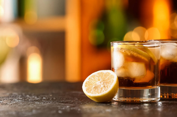 Glazen lekkere Cubaanse Libre cocktail op tafel in de bar - Foto, afbeelding