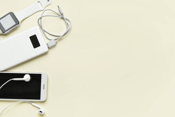 Moderni valtapankki, älykello ja matkapuhelin beige taustalla - Valokuva, kuva