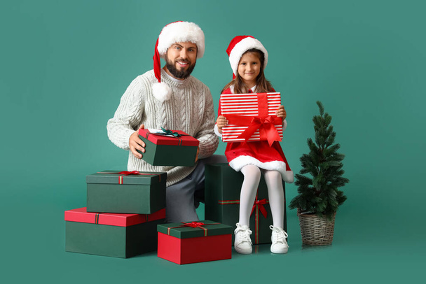Menina e seu pai com árvore de Natal e presentes no fundo de cor - Foto, Imagem