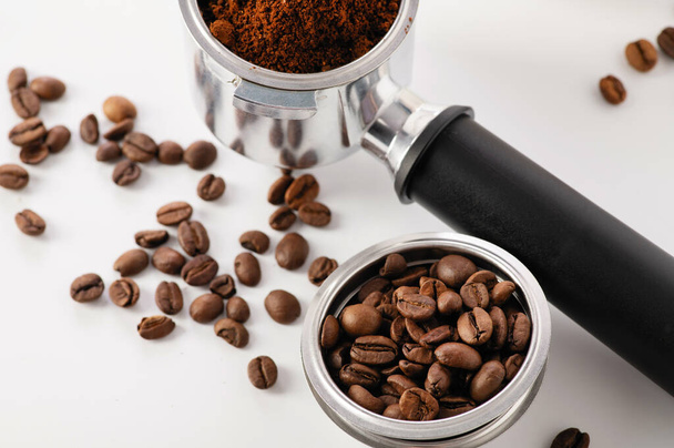 carob kávéfőző gép szerszámok, kávébab, üres csésze fehér háttér, banner - Fotó, kép