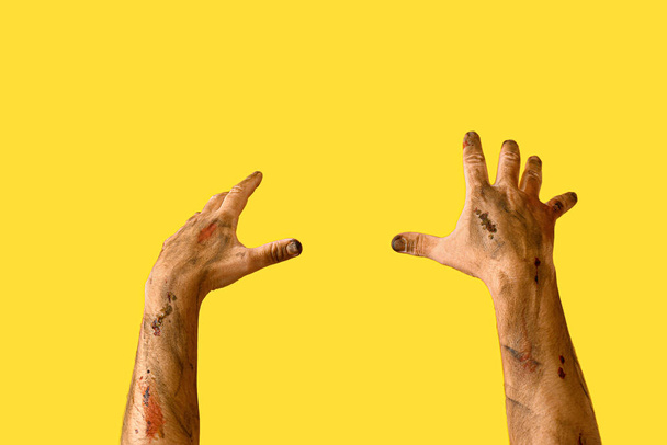 Hände von Zombie auf farbigem Hintergrund - Foto, Bild