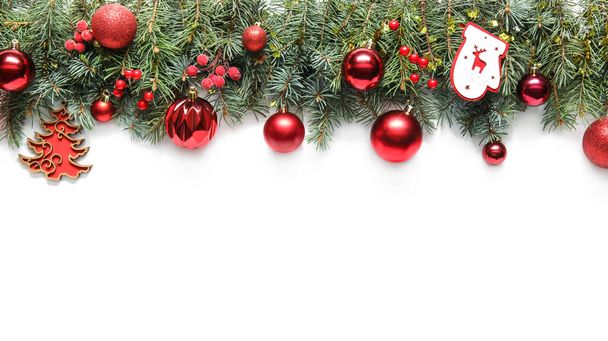 白い背景の上に白い枝とクリスマスボール - 写真・画像