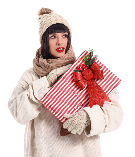 Bella giovane donna con regalo di Natale su sfondo bianco - Foto, immagini