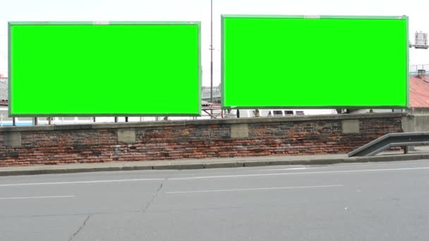 zwei Werbetafeln in der Stadt in der Nähe der Straße - grüner Bildschirm - Filmmaterial, Video