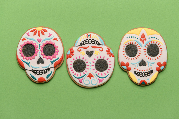 Schädelförmige Kekse auf grünem Hintergrund. El Dia de Muertos - Foto, Bild