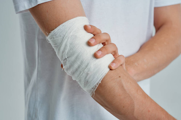 άντρας ασθενής με επίδεσμο τραυματισμός στο χέρι σε δάχτυλα νοσοκομειακή ιατρική - Φωτογραφία, εικόνα