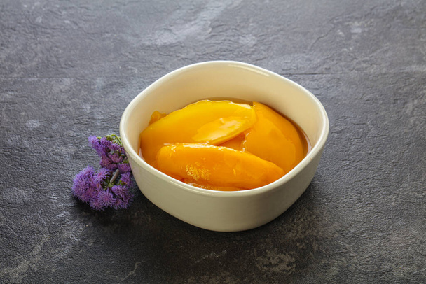 甘い缶詰のトロピカルフルーツマンゴースライス - 写真・画像
