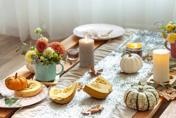 Festive table setting with pumpkins and chrysanthemum flowers. - Fotoğraf, Görsel