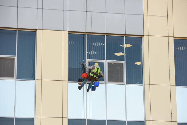 オフィスビルの男掃除窓 - 写真・画像