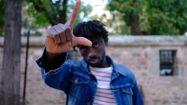 Black Man, African Man powiększ znak dłoni - Materiał filmowy, wideo