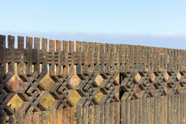 Ένας παλιός μεταλλικός φράχτης που περικλείει την περιοχή του εβραϊκού νεκροταφείου στη Γαλικία. - Φωτογραφία, εικόνα
