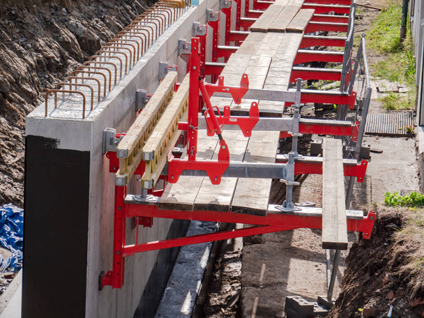 Stahlbetonblock, Vorbereitung zum Betonieren. Schalung der Fundamente eines im Bau befindlichen Gebäudes - Foto, Bild