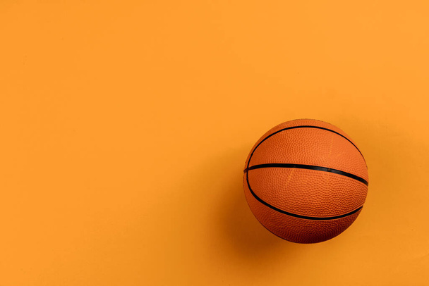 Balle pour ballon de basket sur fond orange
 - Photo, image