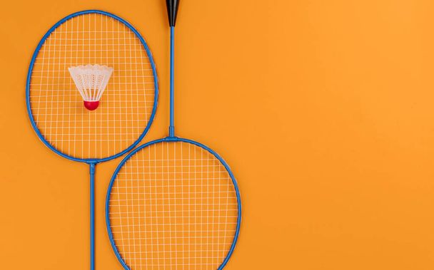 Set of shuttlecock and two badminton rackets - Foto, imagen