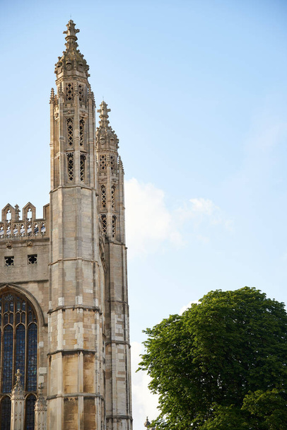 Pionowe ujęcie dwóch wież. King 's College w Cambridge. - Zdjęcie, obraz