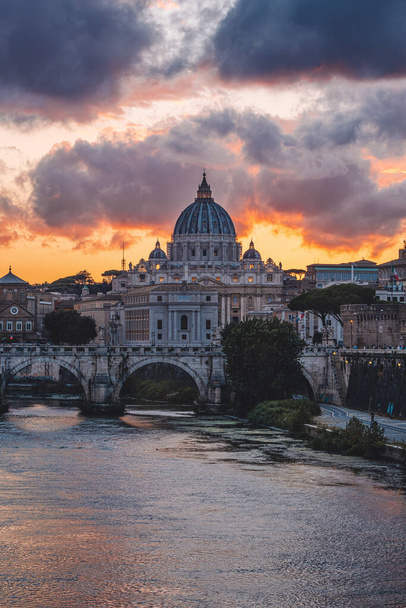 A beautiful shot of Saint Peter's Square in Vatican city - 写真・画像
