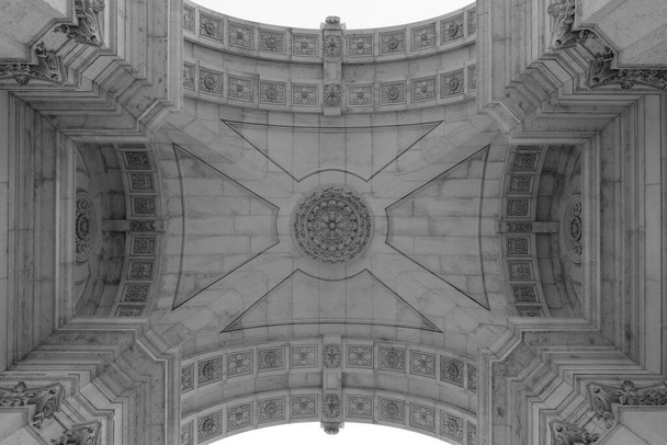 A low-angle shot of the dome of a historical landmark from the inside (grayscale). - Фото, зображення
