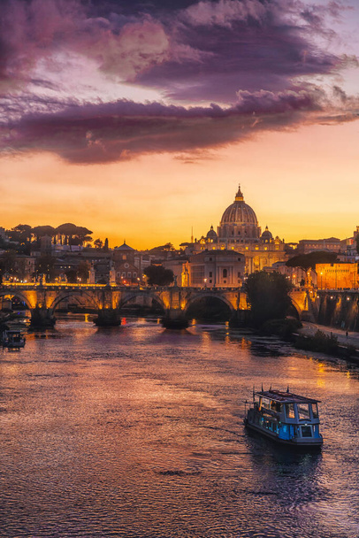 Eine schöne Aufnahme des Petersplatzes im Vatikan - Foto, Bild