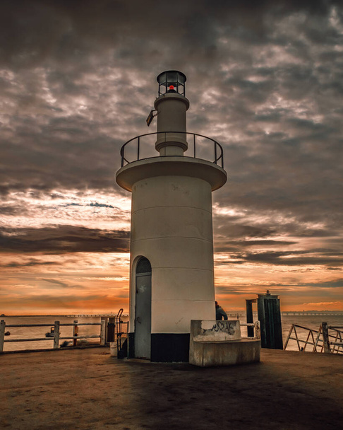 An abandoned lighthouse on the sunset - Foto, imagen
