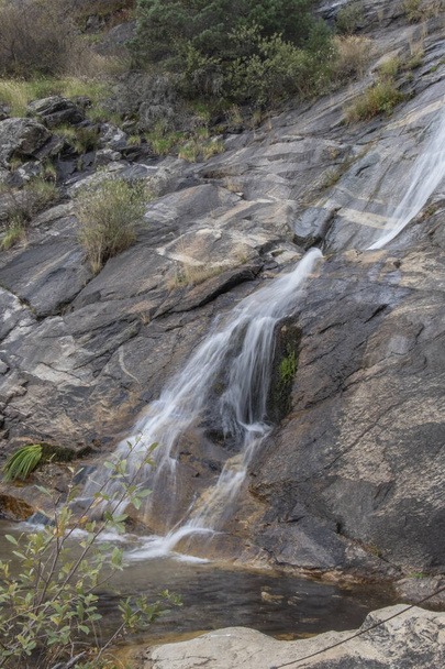 A beautiful view of the waterfall from the rocks - Φωτογραφία, εικόνα