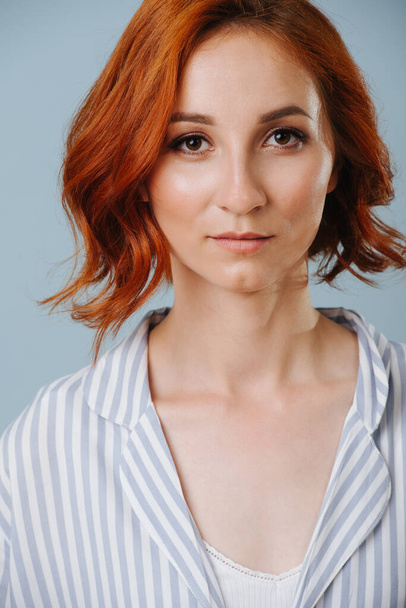 Portrait of good-looking 30 year old ginger woman. Dyed hair. Wearing pale striped shirt. - Foto, afbeelding