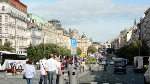 Václavské náměstí s lidi a projíždějící auta - budovy a příroda (stromy a keře) - modrá obloha - Záběry, video