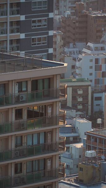 Okres Ikebukuro. Letecký pohled na město Ikebukuro Tokio Japonsko. Pohled z ptačí perspektivy na budovy čtvrti Ikebukuro. Turistické atrakce plné moderních nákupních center kancelářských a obytných budov. - Fotografie, Obrázek