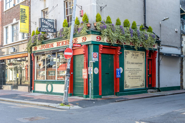 DUBLIN, IRELAND - Apr 23, 2021: A scenic shot of shops, restaurants, and pubs near Grafton Street in Dublin during the sunrise - Photo, image