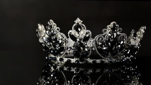 bela coroa de metal branco e pedras pretas em um fundo preto - Filmagem, Vídeo