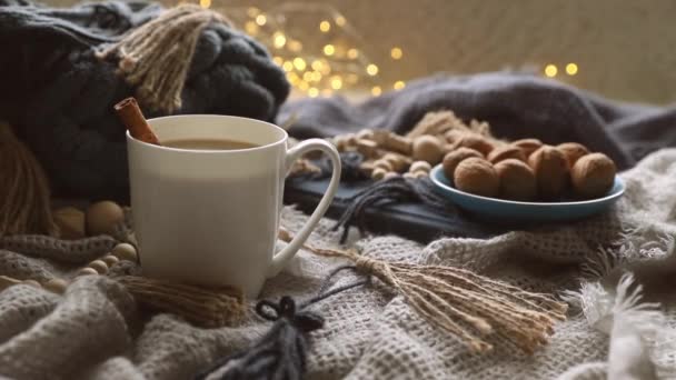 Уютное утро в скандинавском стиле с трикотажными одеялами, кружкой из какао, подарочной коробкой, зимним и праздничным настроением, вибрацией Рождества - Кадры, видео