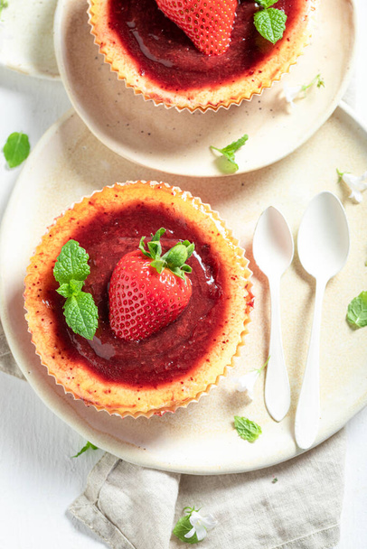 Homemade strawbery cheesecake made of fresh berries. Sweet summer cheesecake. Sweet and fruity strawberry cheesecake. - Foto, afbeelding