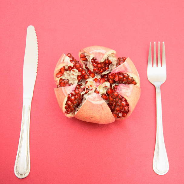 Heerlijke sappige rijpe op smaak gebrachte granaatappels - Foto, afbeelding