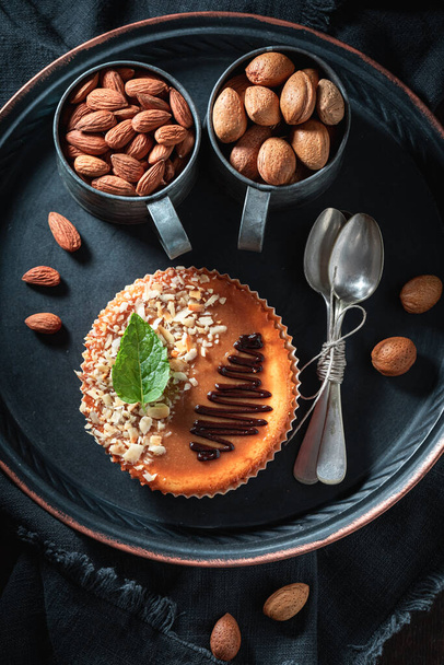 Tasty and sweet almond cheesecake made caramel and almonds Sweet almonds cheesecake. - Valokuva, kuva