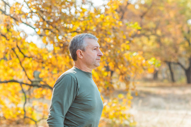Kypsä eurooppalainen vanhempi mies luonnossa, filosofinen muotokuva, syksyllä puistossa - Valokuva, kuva