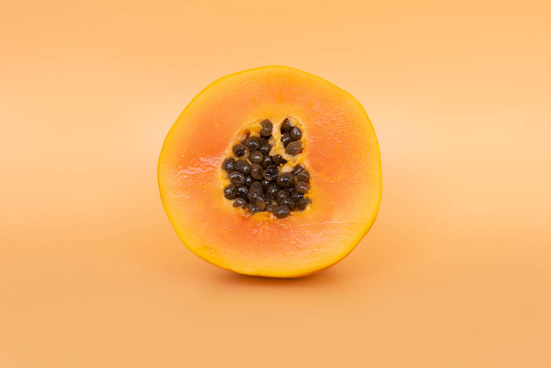 połowa dojrzałych brazylijskich owoców papai z nasionami - Zdjęcie, obraz