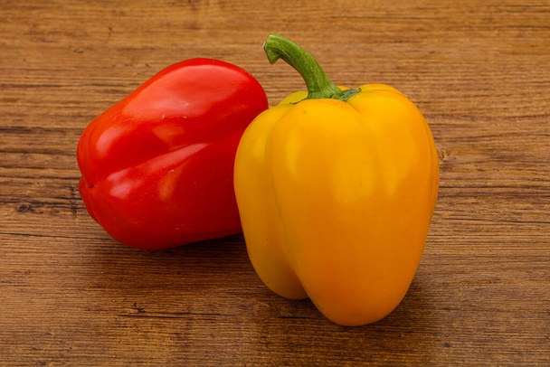 Δύο ώριμες γλυκές βουλγαρικές πιπεριές - Φωτογραφία, εικόνα