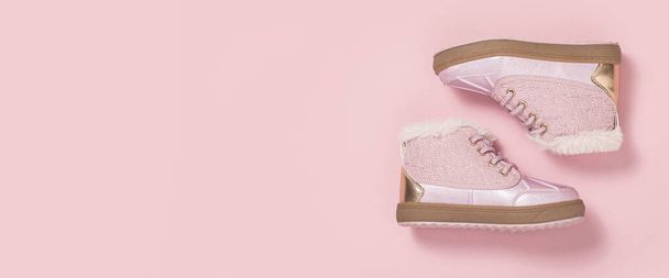 Μοντέρνα παιδικά παπούτσια σε ροζ φόντο. Πάνω άποψη, επίπεδη lay. Μπάνερ - Φωτογραφία, εικόνα