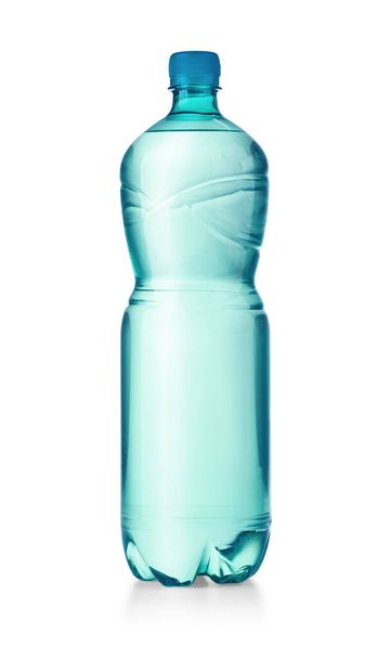 пластикові пляшки води ізольовані на білому тлі з відсічним контуром
 - Фото, зображення