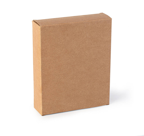Cierre de una caja marrón sobre fondo blanco con ruta de recorte - Foto, imagen
