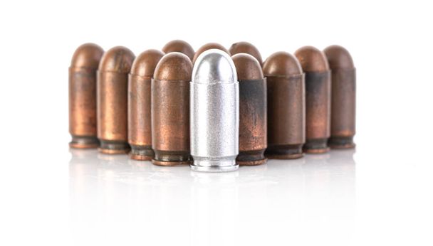 пули, изолированные на белом фоне с серебряными пулями - Фото, изображение