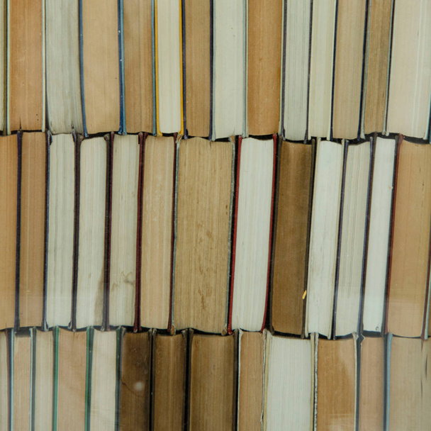 A stack of old books outside the window. - Foto, afbeelding