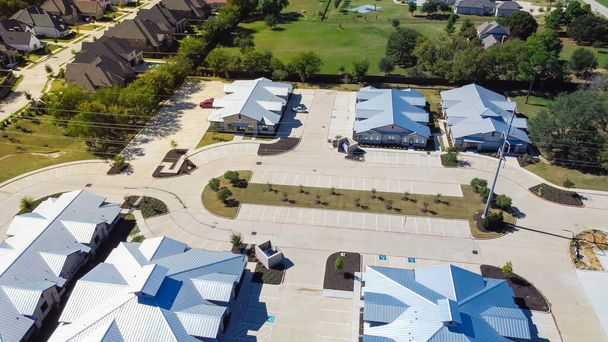 Top View komercyjne budynki z metalowym dachem w pobliżu nowego osiedla mieszkaniowego w Grapevine, Texas, Stany Zjednoczone - Zdjęcie, obraz