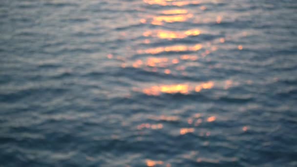 Gesloten video van mooi rustig water en zonlicht aan de horizon. wazig. - Video