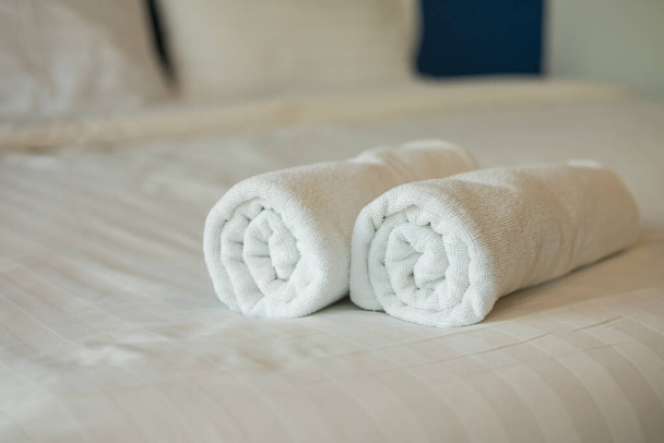 Банное полотенце на кровати в отеле
 - Фото, изображение