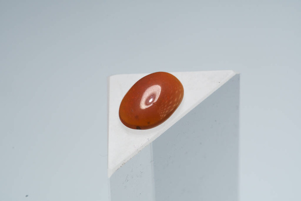 natürlicher ovaler Cabochon brauner Opal auf Hintergrund - Foto, Bild