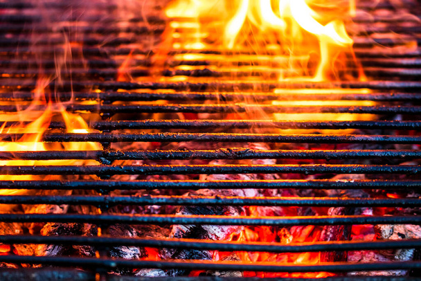 Tyhjä kuuma hiiligrilli grilli kirkas liekki - Valokuva, kuva