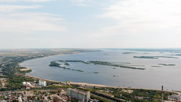 Syzran, Rosja. Obszar przemysłowy. Panoramiczny widok na miasto i rzekę Wołgę. Sovetskaya Street, widok z lotu ptaka   - Zdjęcie, obraz