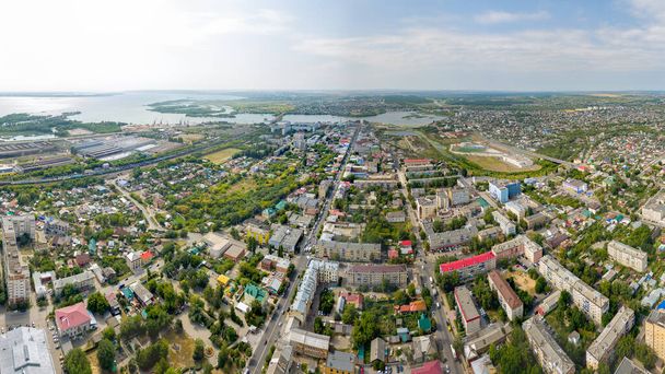 Syzran, Russland. Luftaufnahme des zentralen Teils der Stadt. Wolga-Blick - Foto, Bild