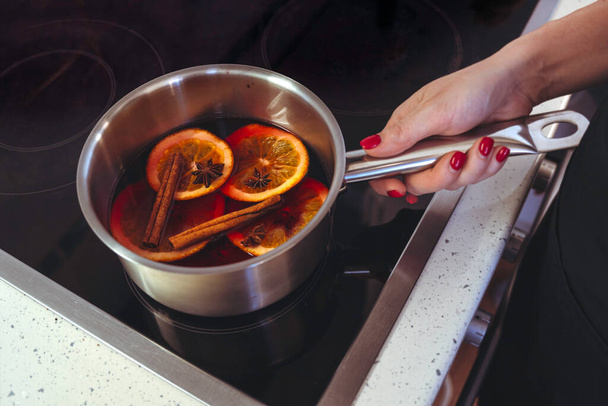Making mulled wine at home on the hob.  - Foto, Bild