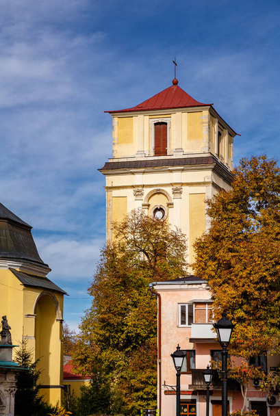 Kamianets-Podilskyi con hermosos paisajes en un día soleado de otoño. La ciudad más popular para viajar es Ucrania  - Foto, Imagen